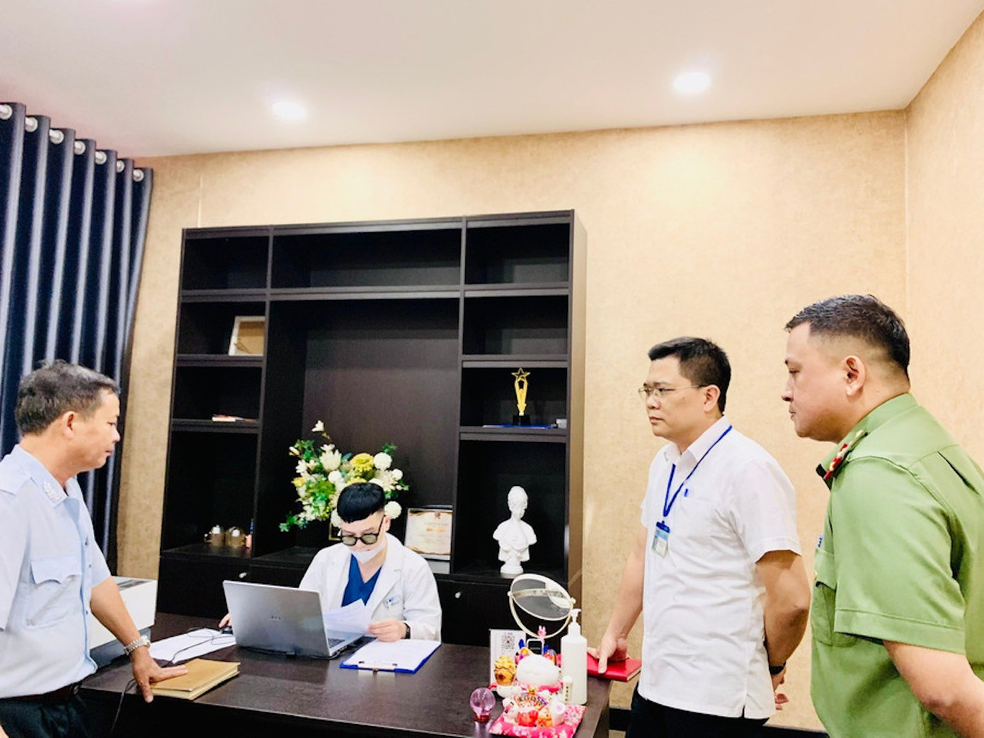 Đoàn kiểm tra liên ngành do Sở Y tế Gia Lai chủ trì làm việc với bác sĩ "dỏm" (ngồi ghế) Đoàn kiểm tra liên ngành do Sở Y tế Gia Lai chủ trì làm việc với bác sĩ "dỏm" (ngồi ghế)