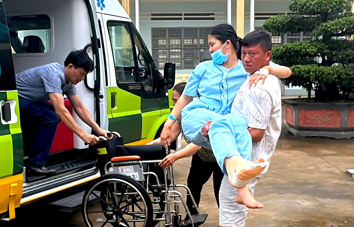 Người nhà thí sinh bế A. vào thi. Người nhà thí sinh bế A. vào thi.