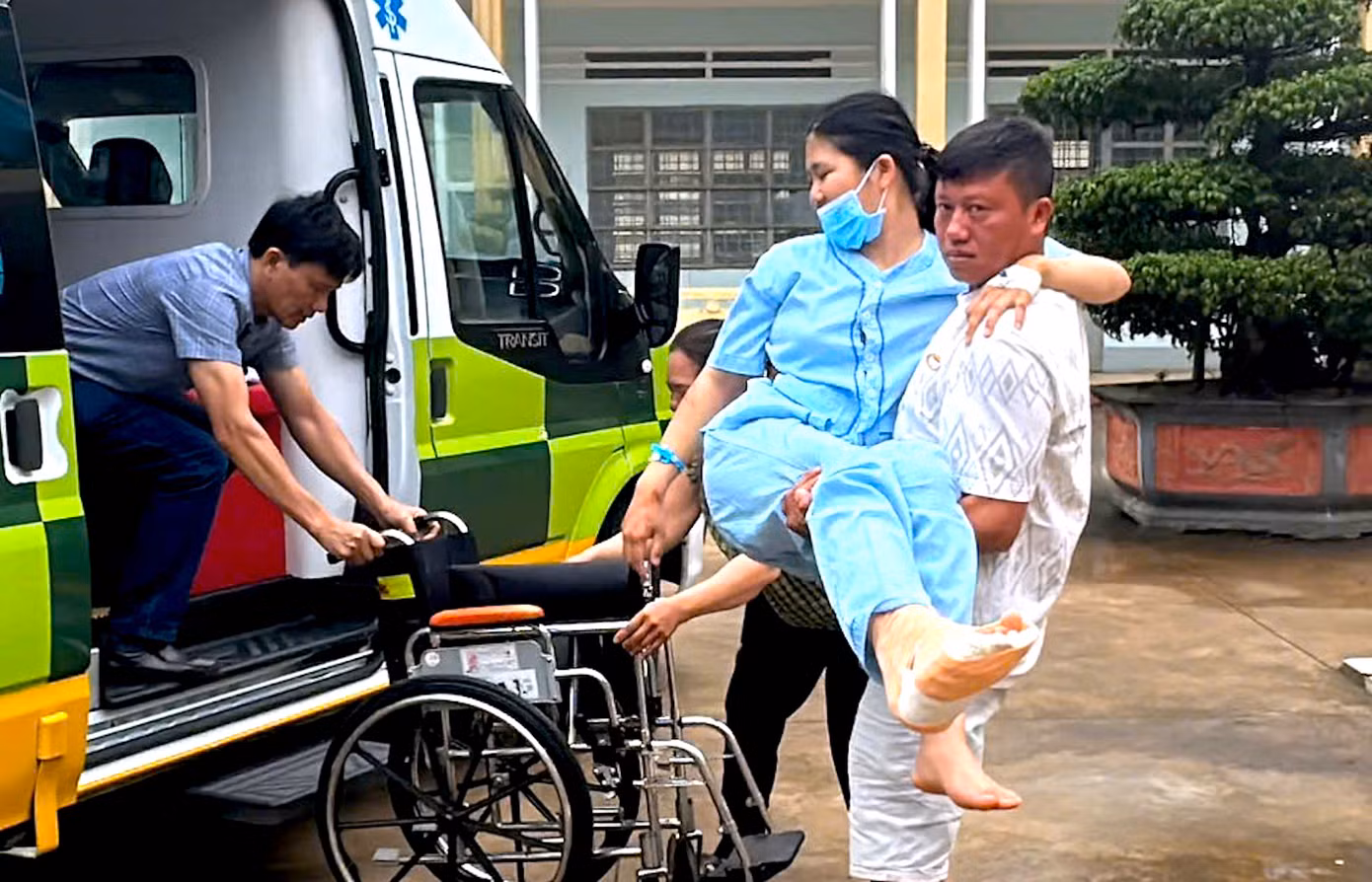 Người nhà thí sinh bế A. vào thi. Người nhà thí sinh bế A. vào thi.