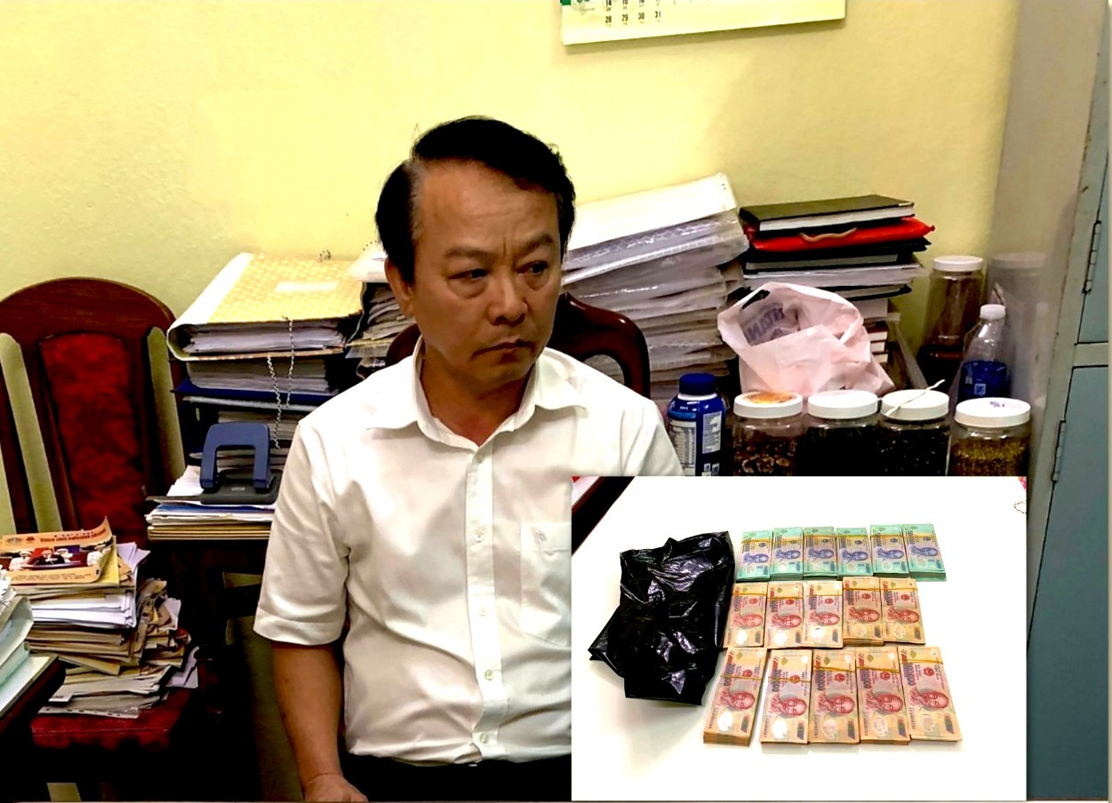 Ông Võ Đình Sớm thời điểm bị bắt cùng số tiền nhận hối lộ
