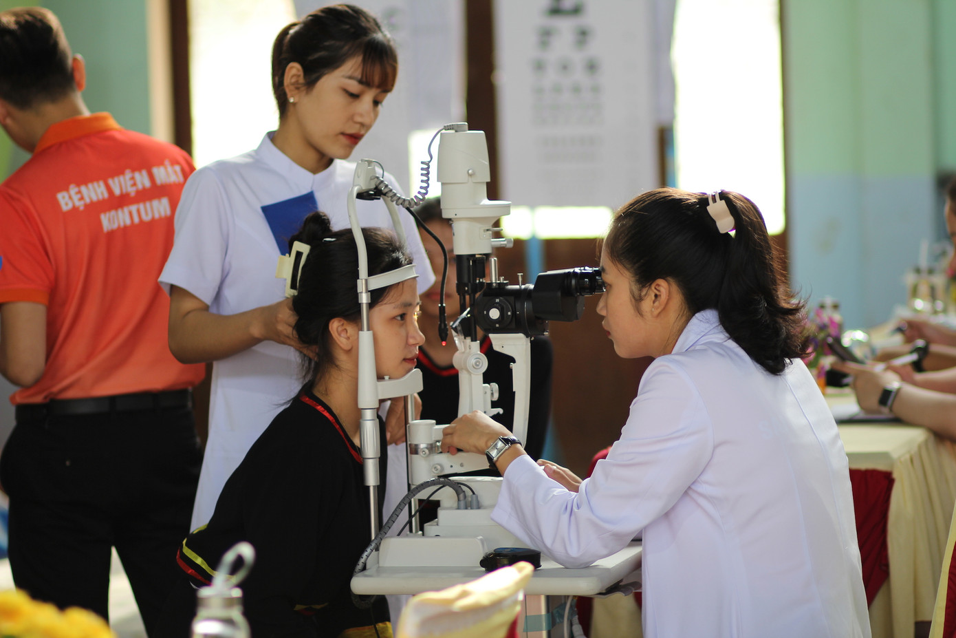Các y bác sĩ Bệnh viện Mắt Quốc tế Sài Gòn-Gia Lai kiểm tra mắt cho học sinh