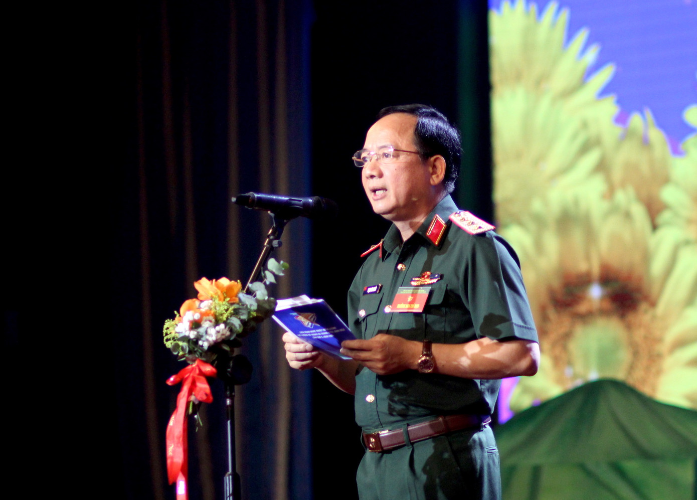 Thượng tướng Trịnh Văn Quyết phát biểu khai mạc liên hoan.