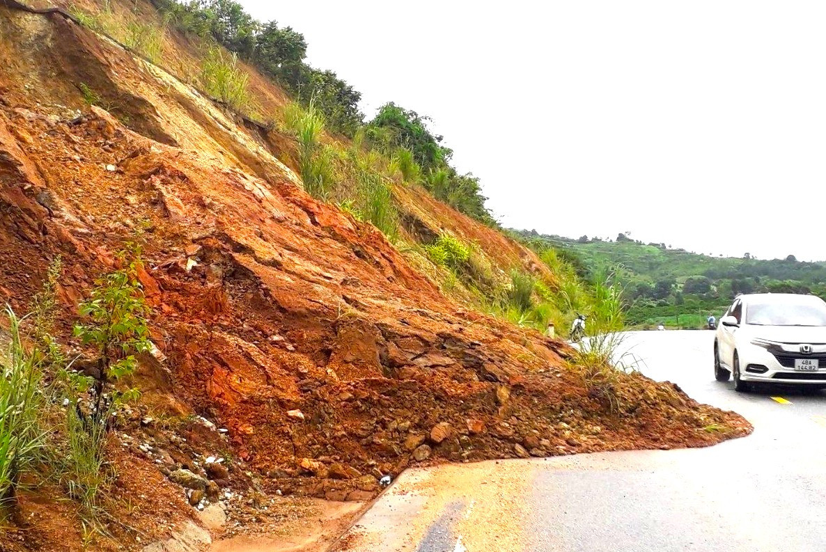 Sạt lở tại quốc lộ 24, đoạn qua xã Tân Lập, huyện Kon Rẫy, Kon Tum. Sạt lở tại quốc lộ 24, đoạn qua xã Tân Lập, huyện Kon Rẫy, Kon Tum.