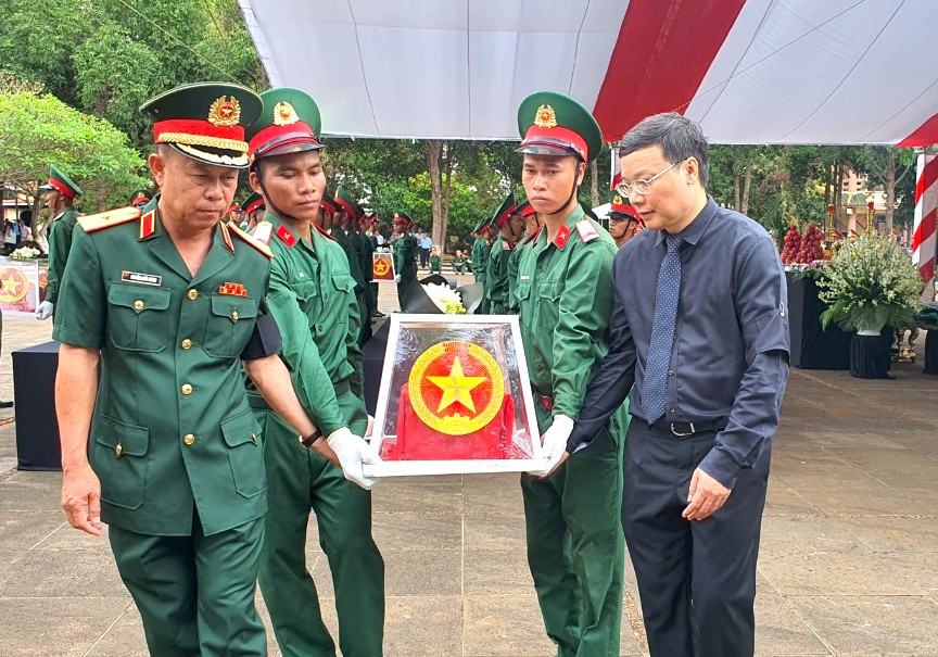 Di chuyển hài cốt liệt sĩ về vị trí an táng Di chuyển hài cốt liệt sĩ về vị trí an táng