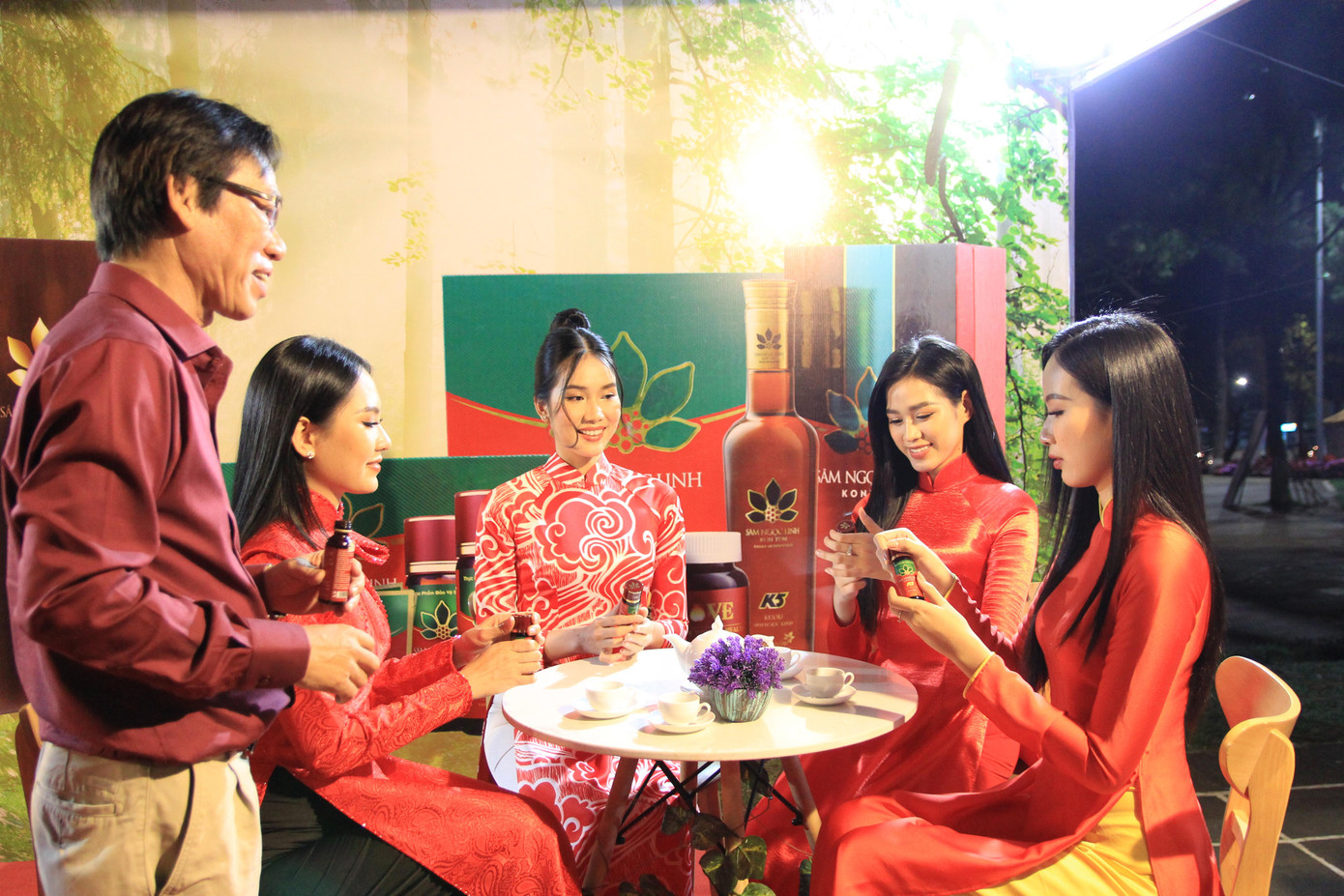 Tại đây, các Hoa hậu, Á hậu và người đẹp nghe ông Nguyễn An- Giám đốc Khối Thương mại Công ty Cổ phần Sâm Ngoc Linh Kon Tum giới thiệu về tác dụng của các sản phẩm như K5 trà lá sâm Ngọc Linh, K5 dịch chiết sâm Ngọc Linh, K5 rượu sâm Ngọc Linh Gold, K5 rượu sâm Ngọc Linh Blue. Đặc biệt là dòng sản phẩm bảo vệ sức khỏe Love good For Women’s Health và Love good For Men’s Health được nhiều khách đón nhận