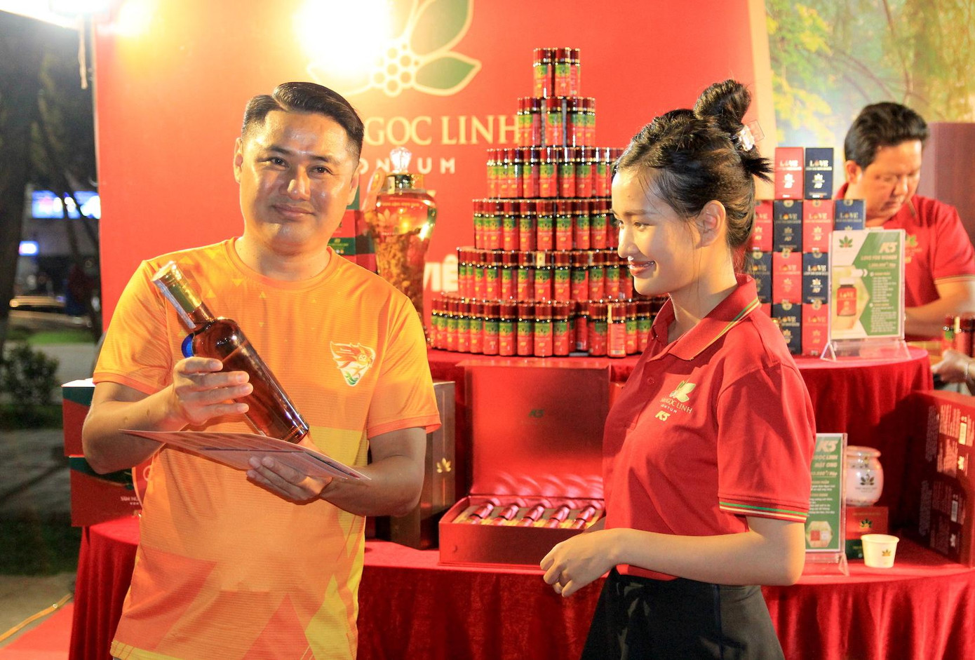 "Lâu nay, tôi rất thích sâm Ngọc Linh nhưng không dám mua vì sợ hàng giả, tuy nhiên, hôm nay yên tâm mua các sản phẩm từ loại sâm giá trị này vì đã đọc các bài viết trên Báo Tiền Phong và qua giới thiệu của các bạn nhân viên tại gian hàng sâm Ngọc Linh", anh Nguyễn Tiến Nam (40 tuổi, thành phố Pleiku, Gia Lai)