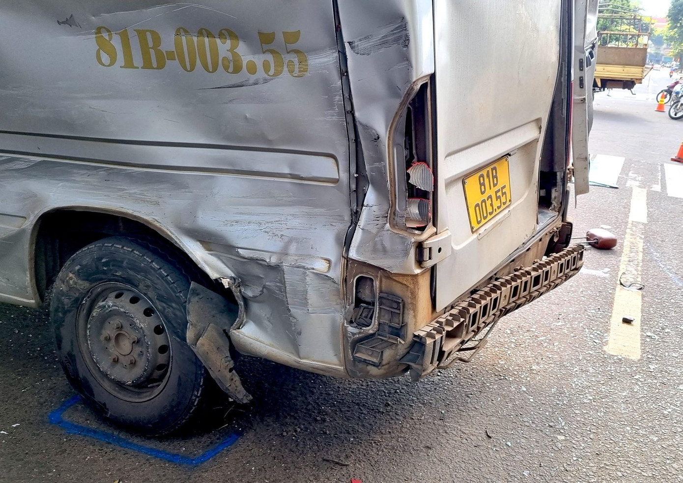 Xe khách bị móp méo sau cú va chạm mạnh với xe tải