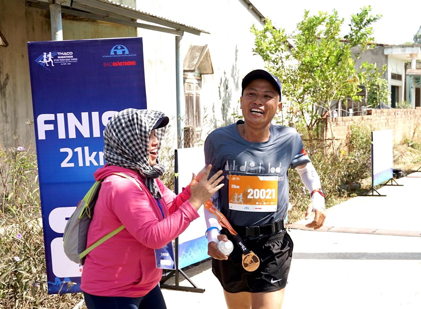 VĐV Đinh Duy Khánh tới từ Quảng Ngãi là người cán đích đầu tiên ở cự ly 21km.