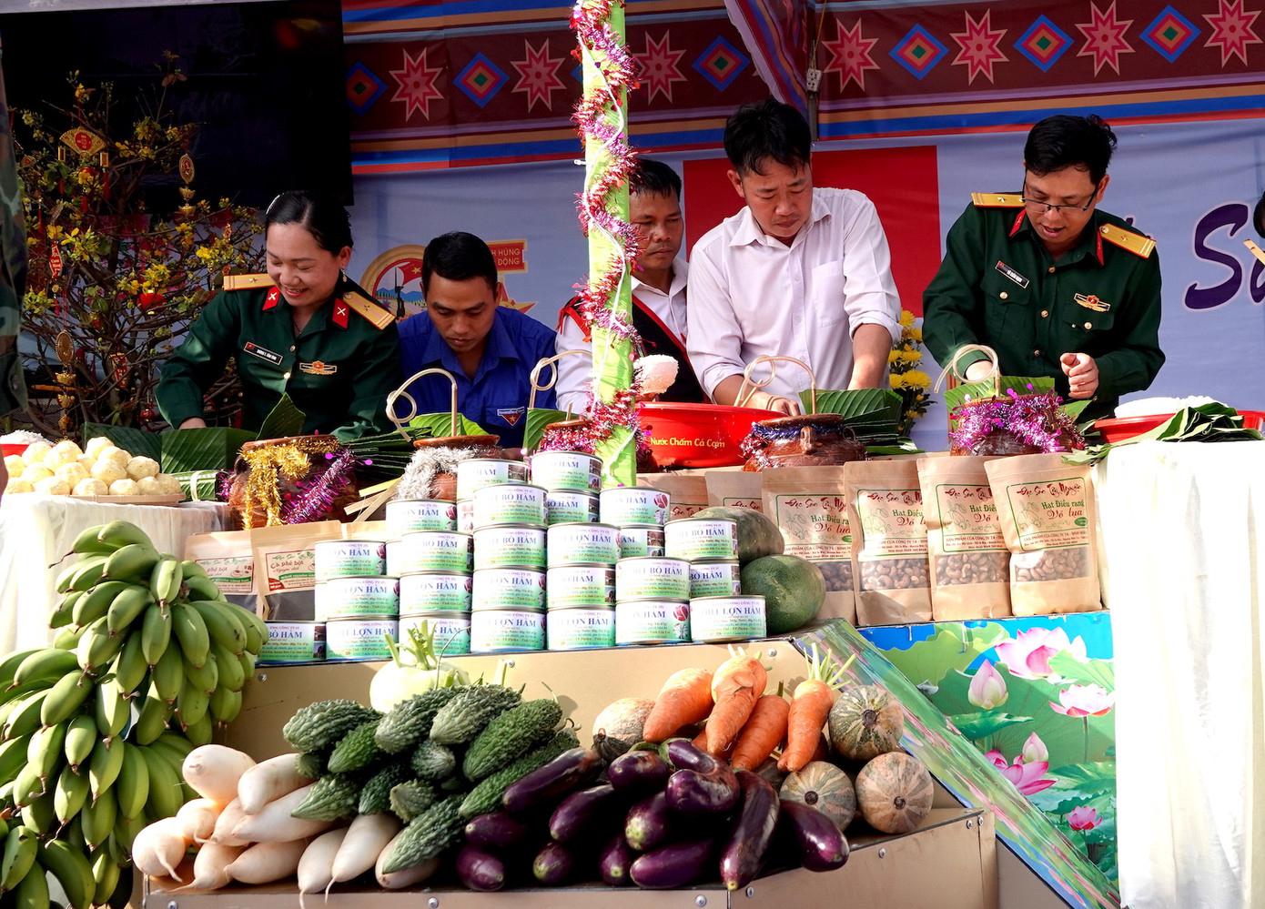 Mỗi công ty tham gia cuộc thi đều trưng bày các sản phẩm nông sản của đơn vị Mỗi công ty tham gia cuộc thi đều trưng bày các sản phẩm nông sản của đơn vị
