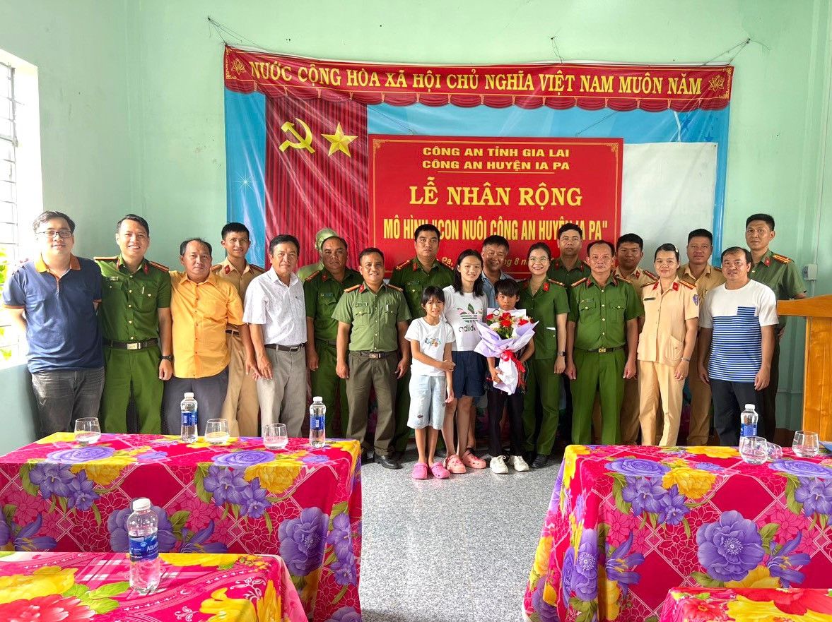Lực lượng Công an huyện Ia Pa chụp ảnh lưu niệm với em Nguyên Lực lượng Công an huyện Ia Pa chụp ảnh lưu niệm với em Nguyên