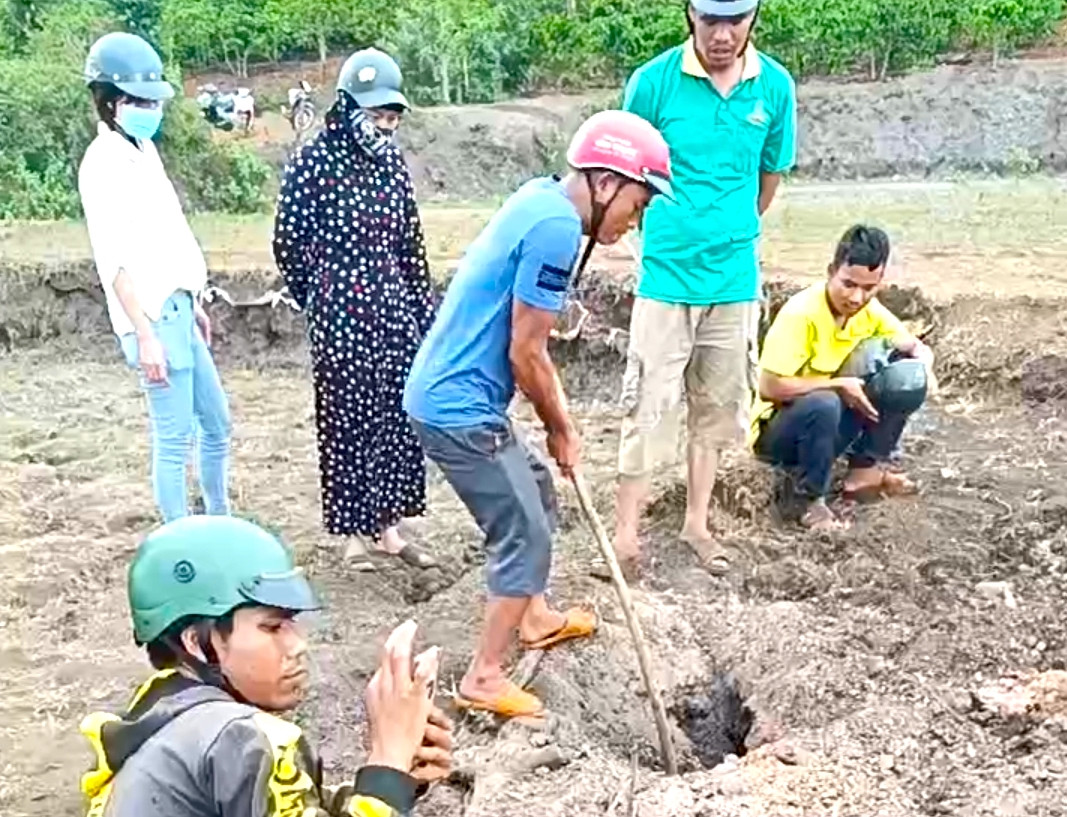 Người dân tại khu vực đất bốc cháy Người dân tại khu vực đất bốc cháy