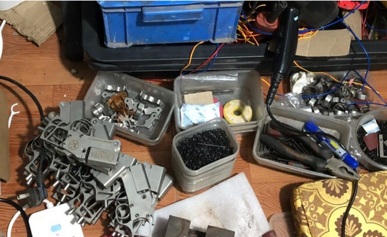 Những vũ khí quân dụng trong vụ án. Những vũ khí quân dụng trong vụ án.