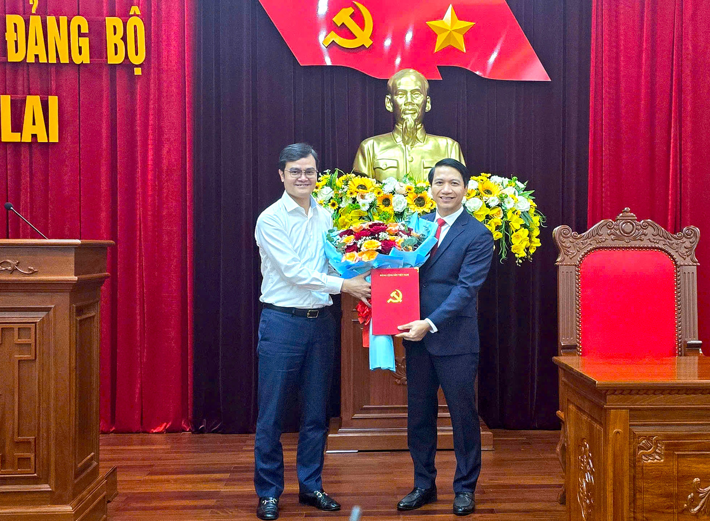 Bí thư thứ nhất Trung ương Đoàn Bùi Quang Huy tặng hoa chúc mừng tân Phó Bí thư Tỉnh uỷ Gia Lai Nguyễn Ngọc Lương. Bí thư thứ nhất Trung ương Đoàn Bùi Quang Huy tặng hoa chúc mừng tân Phó Bí thư Tỉnh uỷ Gia Lai Nguyễn Ngọc Lương.