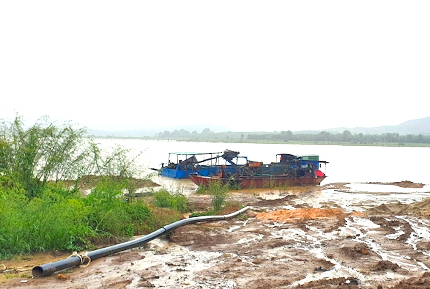 Tàu khai thác cát trên sông Sê San bị phát hiện