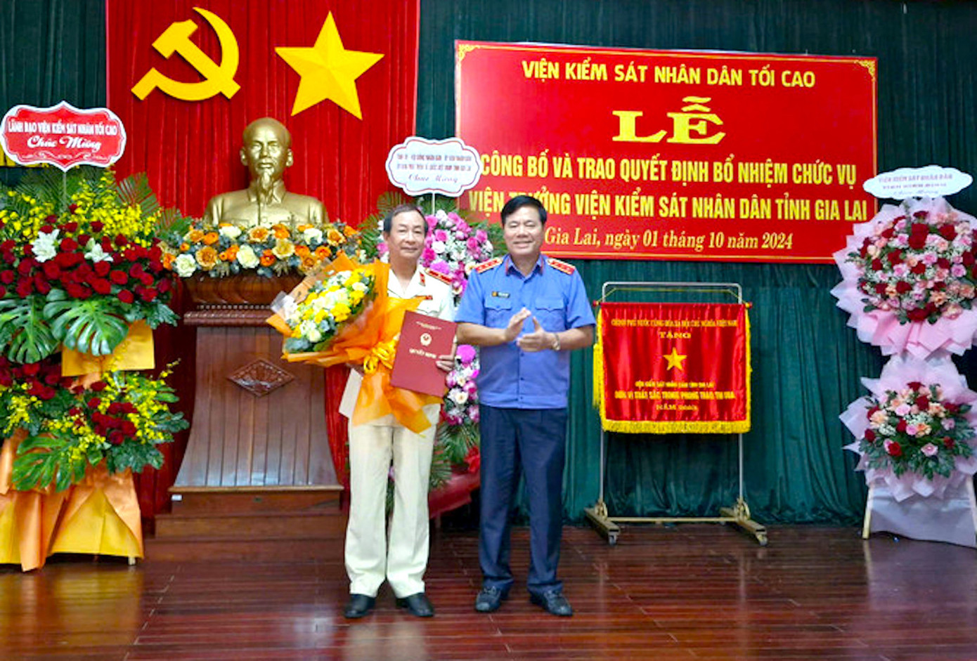 Phó Viện trưởng Viện kiểm sát nhân dân Tối cao tặng hoa, trao quyết định bổ nhiệm ông Nguyễn Văn Chiến