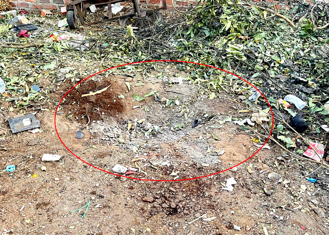 Vụ nổ lớn tạo thành một hố, bức tường gần đó cũng bị đổ một phần Vụ nổ lớn tạo thành một hố, bức tường gần đó cũng bị đổ một phần