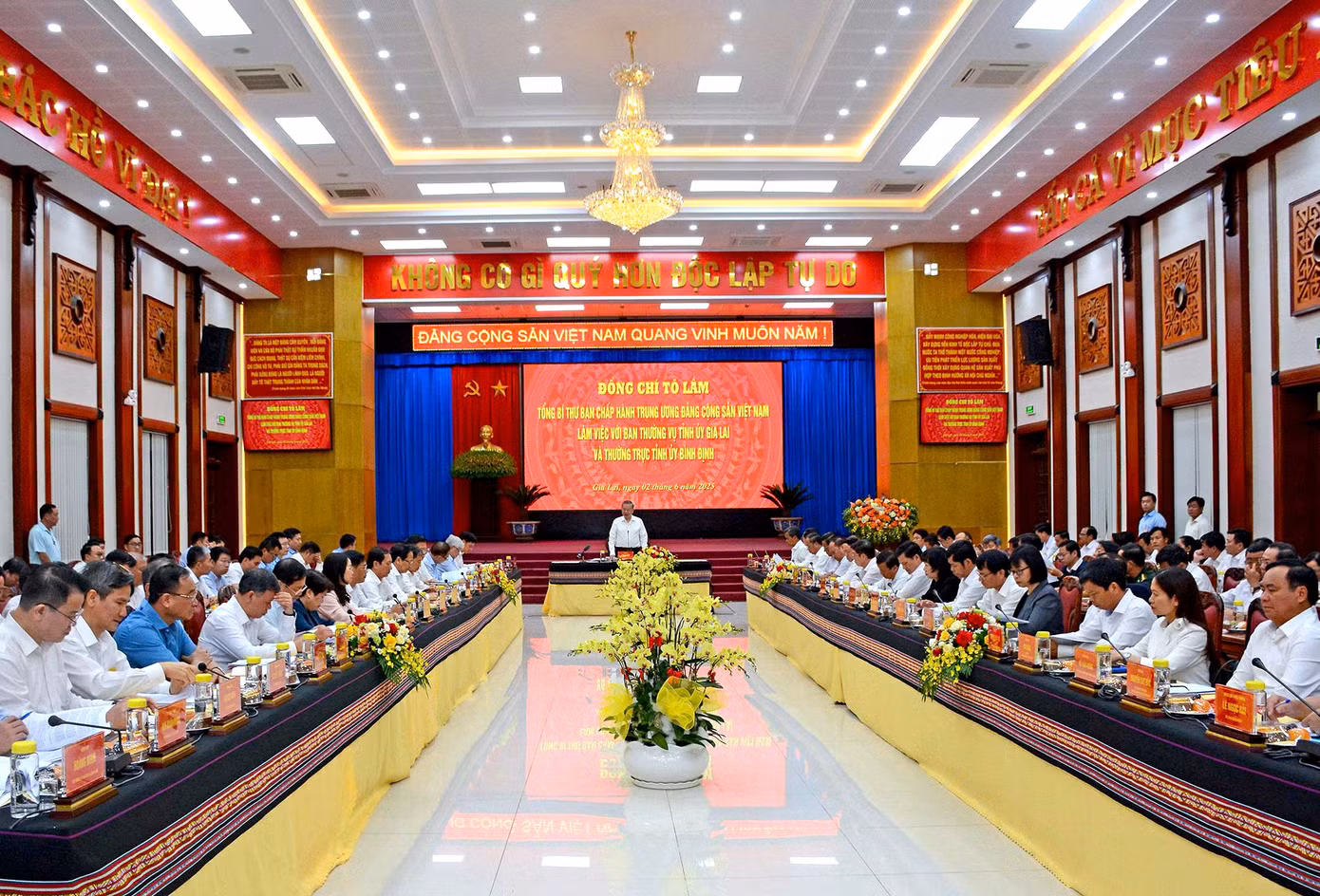 Quan cảnh buổi làm việc của Tổng Bí thư Tô Lâm với Ban Thường vụ Tỉnh ủy Gia Lai, Thường trực Tỉnh ủy Bình Định