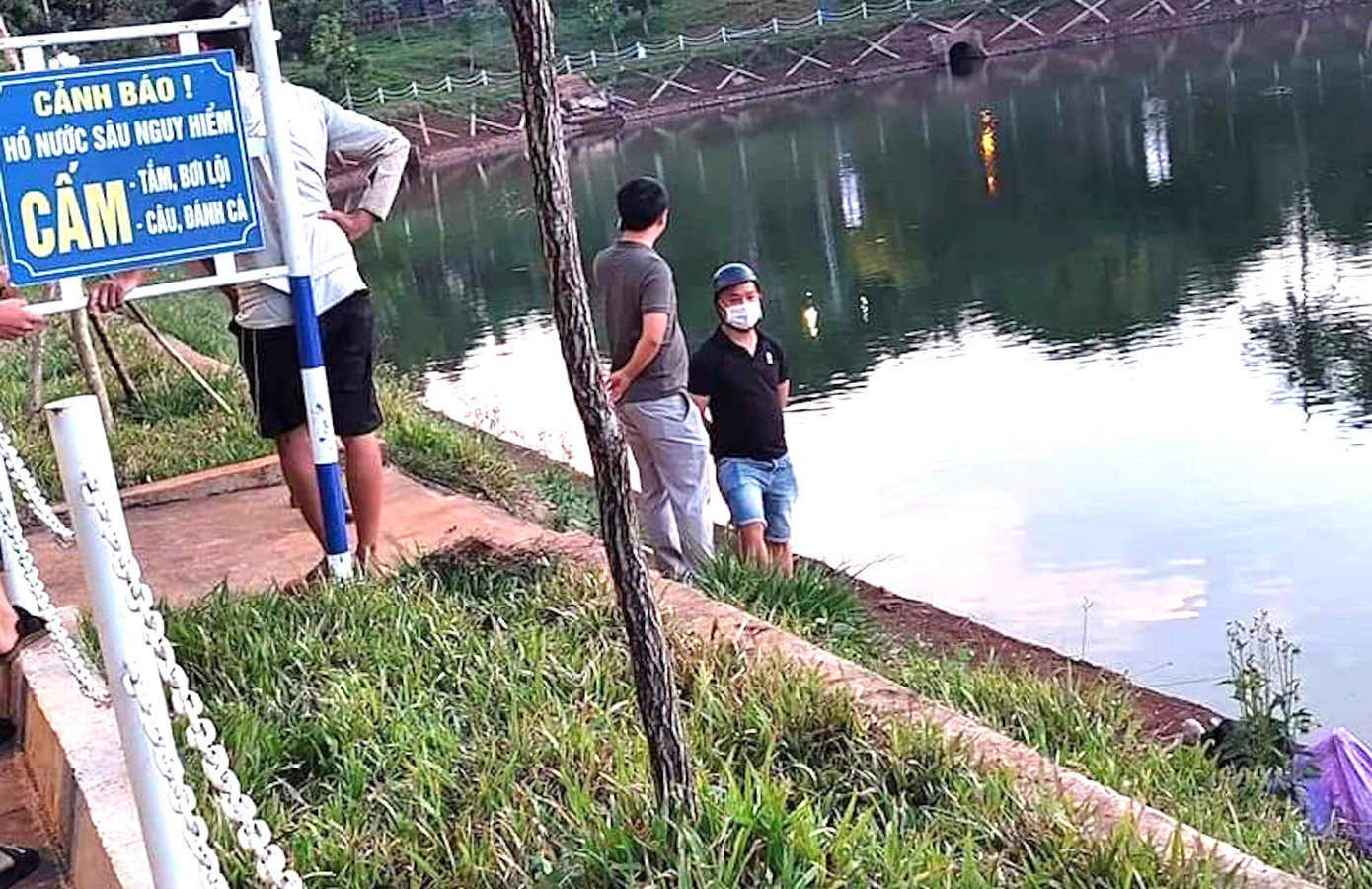 Hồ nước ở công viên thị trấn Chư Ty, nơi xảy ra vụ đuối nước