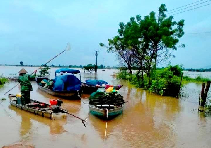 Tại huyện Krông Pa, theo Chủ tịch UBND huyện Hồ Văn Thảo, sáng nay, lực lượng chức năng đã giải cứu thành công 15 người dân ở Bình Định lên khu vực bãi cồn nằm trên sông Ba (xã Chư Gu, giáp xã Chư Drăng, huyện Krông Pa) thuê đất trồng dưa và bị mắc kẹt do mưa lũ. Theo ông Thảo, trong số 15 người có 8 người canh tác ở địa phận xã Chư Gu, 7 người canh tác địa phận xã Chư Drăng. Khu vực này được người dân đồng bào trồng mì, thu hoạch xong thì cho người dân ở Bình Định thuê trồng dưa. Còn trên địa bàn huyện Ia Pa có 3 xã bị ngập lũ gồm Ia Trôk, Ia Broăi và Ia Tul với hàng chục hộ dân bị cô lập. Lực lượng chức năng đã đưa được hơn 20 người đến khu vực an toàn. Hiện Ban Chỉ huy quân sự huyện Ia Pa đang tiếp tục dùng xuồng máy đi rà soát, hỗ trợ những người dân còn bị mắc kẹt.