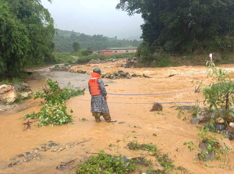 Tại huyện Tu Mơ Rông, nước lũ đổ về chia cắt nhiều tuyến đường liên xã, chính quyền địa phương phải giăng dây, ngăn người dân không đi qua lại nguy hiểm đến tính mạng. Cũng tại Kon Tum, huyện Đăk Tô, thống kê ban đầu có khoảng 20ha diện tích lúa nước, hoa màu và cây công nghiệp ven sông đã bị ngập. Đặc biệt, tại huyện Ngọc Hồi của tỉnh này, tổng diện tích bị ngập nước trên 200ha cây trồng các loại.