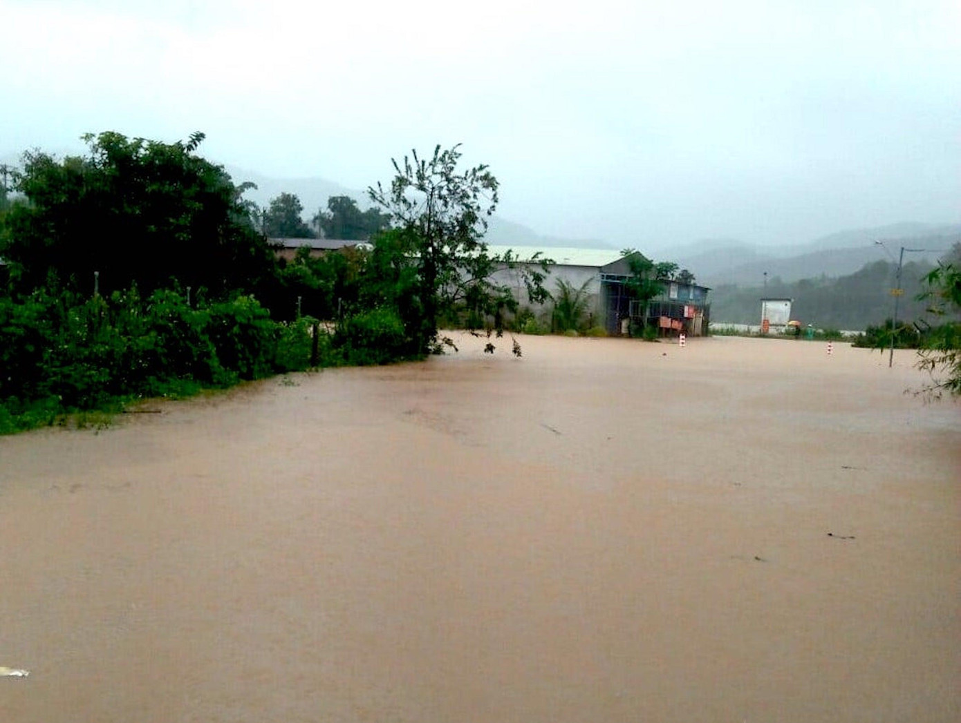 Tại huyện Đăk Hà (Kon Tum), theo ghi nhận, dòng nước khiến mố cầu của đường liên thôn Kon Kơ Rốk đi thôn Kon Hơ Drế (xã Ngọk Réo) bị sụt lún. Cùng với đó, chính quyền xã Đăk Pxi phải sơ tán 15 hộ dân thuộc thôn Đăk Rơ Wang của xã này vì nguy cơ nhà bị nước lũ làm ngập (ảnh Trọng Nghĩa)
