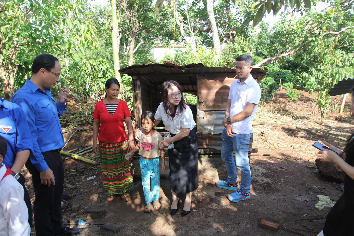 Các đơn vị hỗ trợ, nhà hảo tâm xúc động khi đến thăm các gia đình học sinh được nhận mô hình sinh kế.