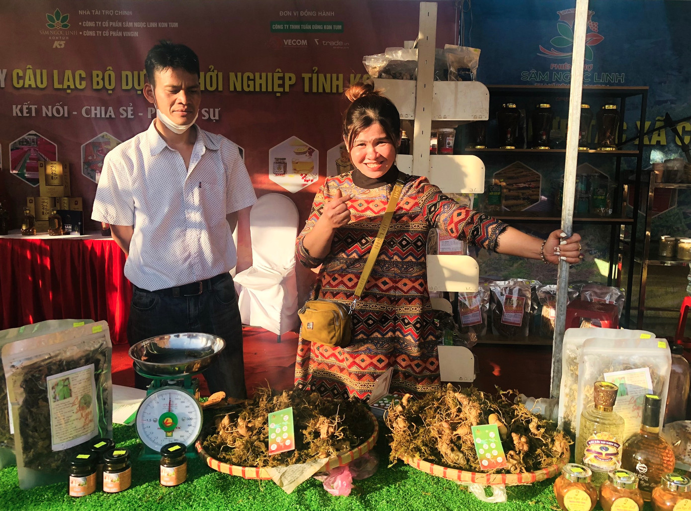 Phiên chợ có 50 gian hàng trưng bày sâm Ngọc Linh, các sản phẩm dược liệu, sản phẩm OCOP có nguồn gốc từ dược liệu của các tổ chức, cá nhân, doanh nghiệp trên địa bàn tỉnh.