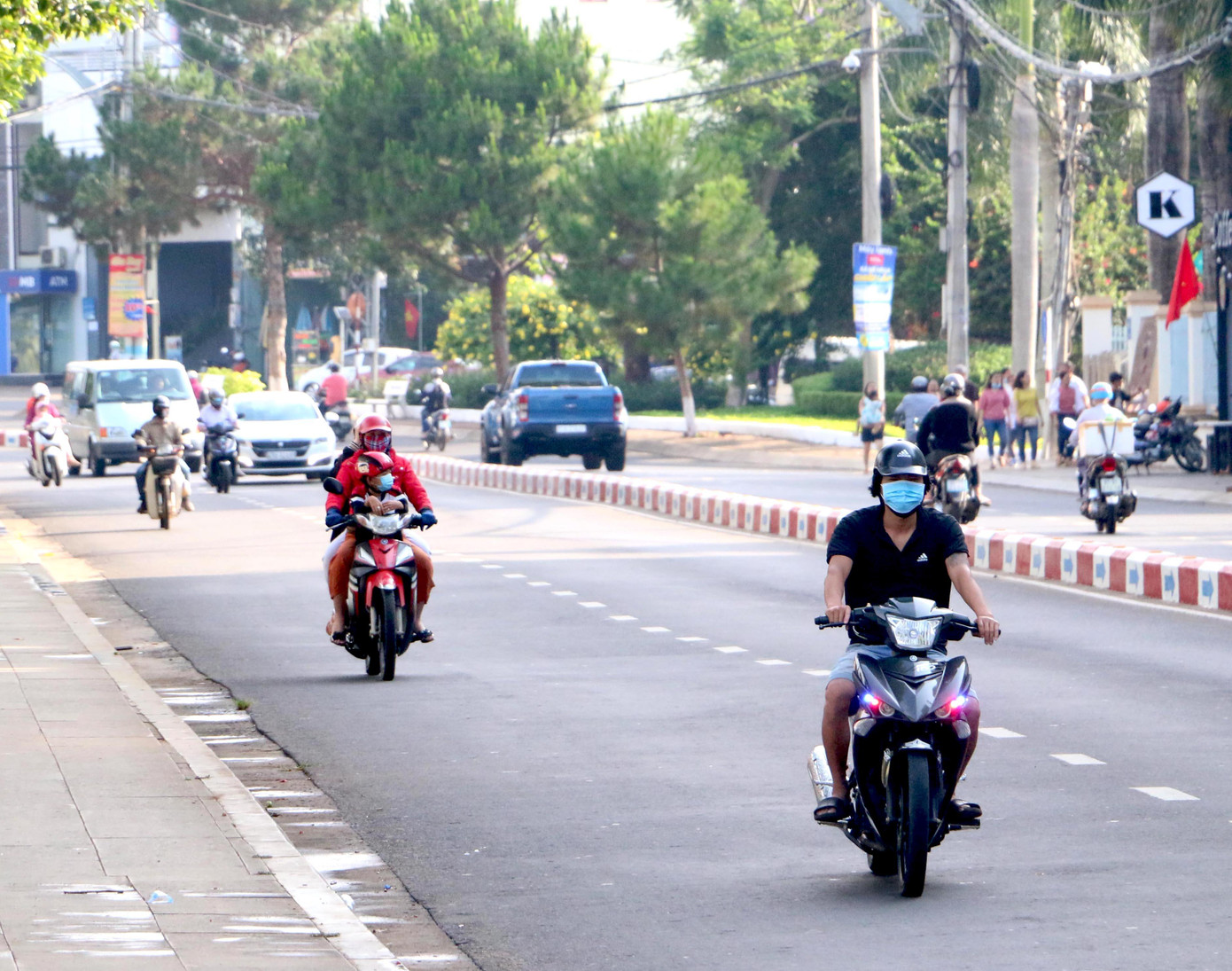 UBND thành phố Pleiku đã phạt gần 300 trường hợp không đeo khẩu trang, mỗi trường hợp 1 triệu đồng UBND thành phố Pleiku đã phạt gần 300 trường hợp không đeo khẩu trang, mỗi trường hợp 1 triệu đồng