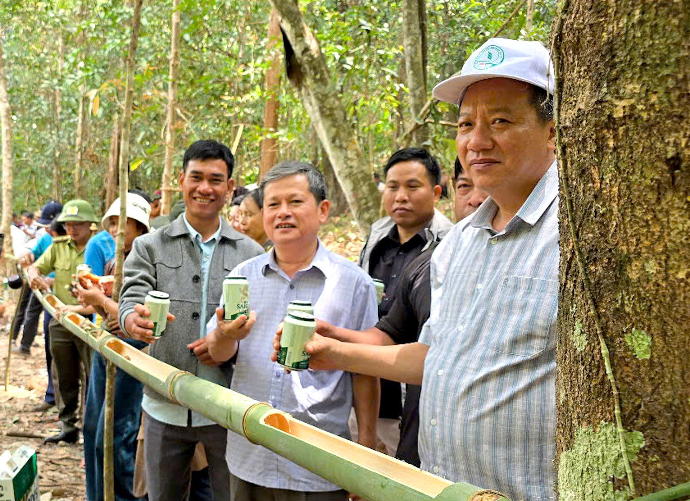 Sau lời cúng, già Siu Dơih mời các vị thần thưởng thức lễ vật và già cũng là người đầu tiên vít cần rượu ghè uống, tiếp đến là những người uy tín và người dân trong làng.