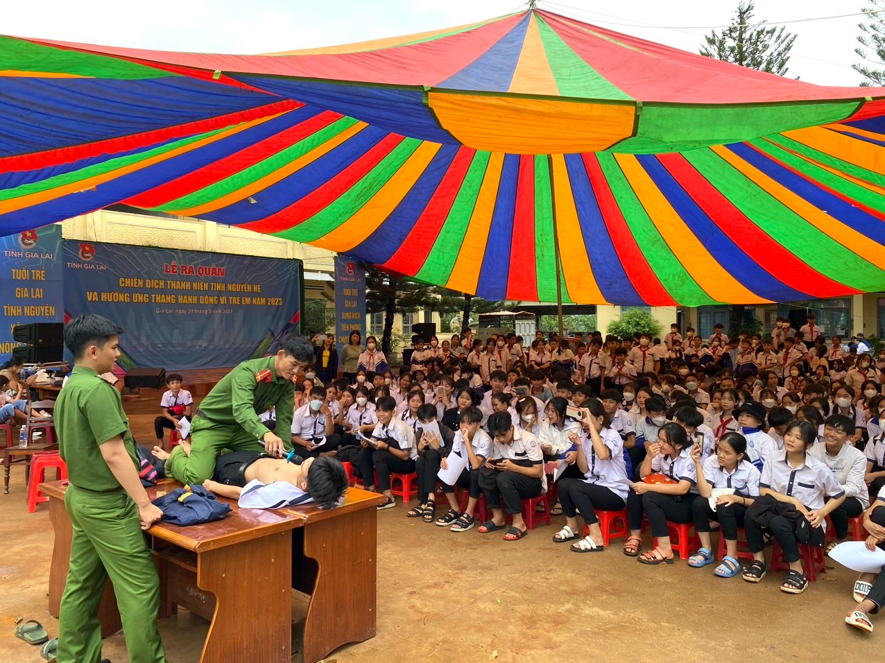 Cán bộ công an hướng dẫn học sinh kỹ năng cứu người gặp nạn Cán bộ công an hướng dẫn học sinh kỹ năng cứu người gặp nạn