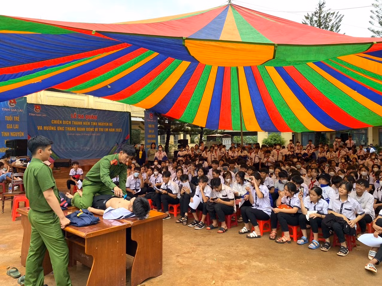 Cán bộ công an hướng dẫn học sinh kỹ năng cứu người gặp nạn