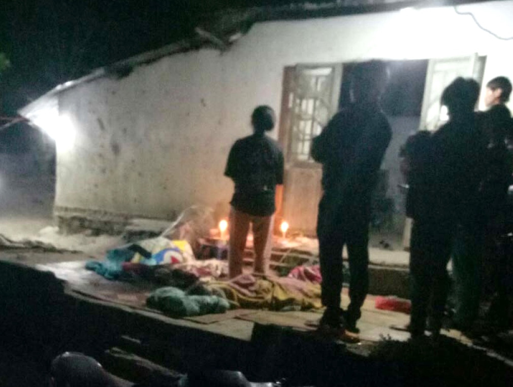 Người dân đến lo hậu sự giúp gia đình nạn nhân