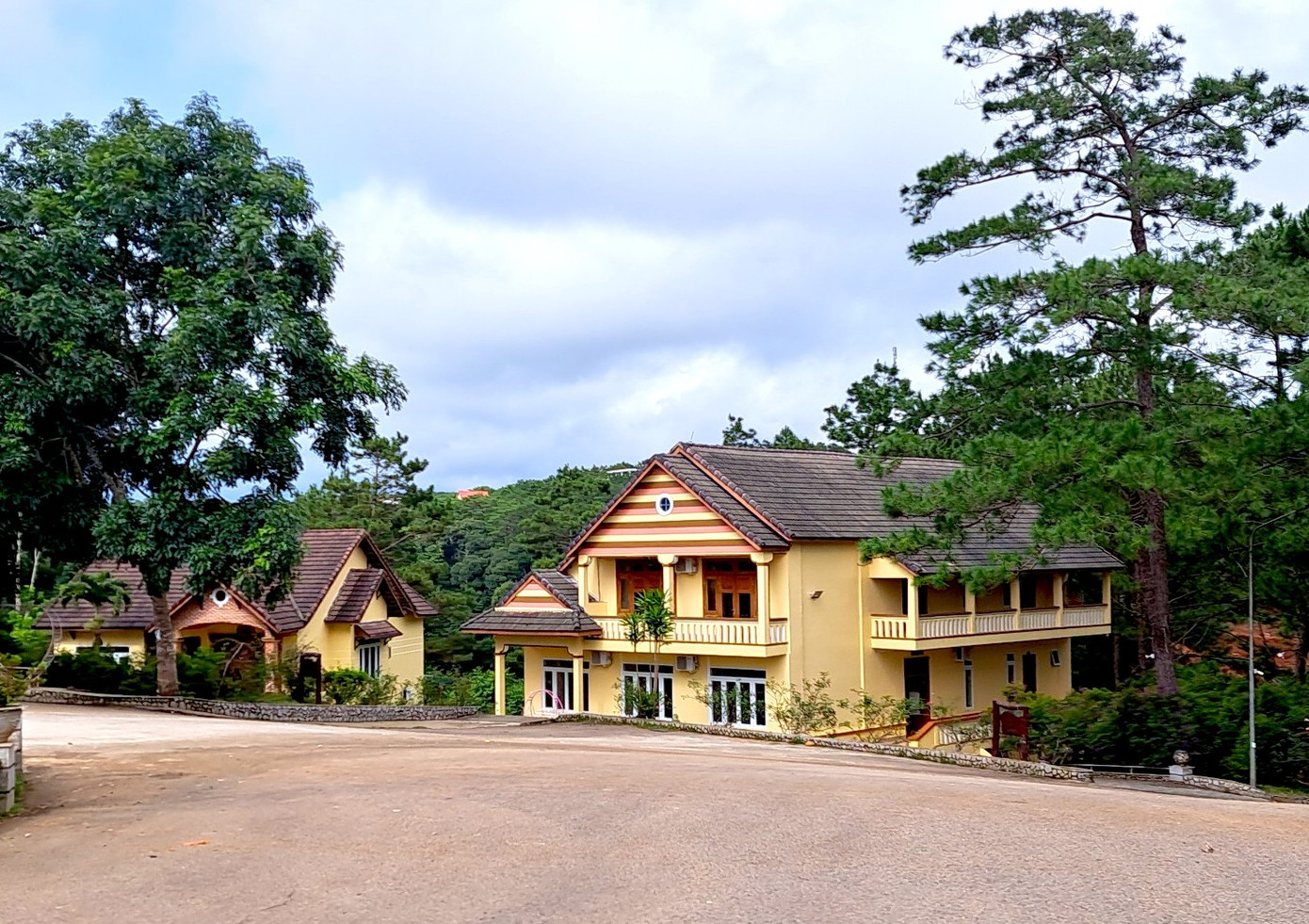 Cty TNHH Khánh Dương - Măng Đen chưa hoàn thiện thủ tục đất đai nhưng đã xây dựng công trình trên đất và tổ chức kinh doanh, thương mại dịch vụ là hành vi chiếm đất. Hiện UBND tỉnh Kon Tum đã có văn bản chỉ đạo chuyển hồ sơ, tài liệu sang Công an tỉnh để tiếp tục điều tra, xử lý.