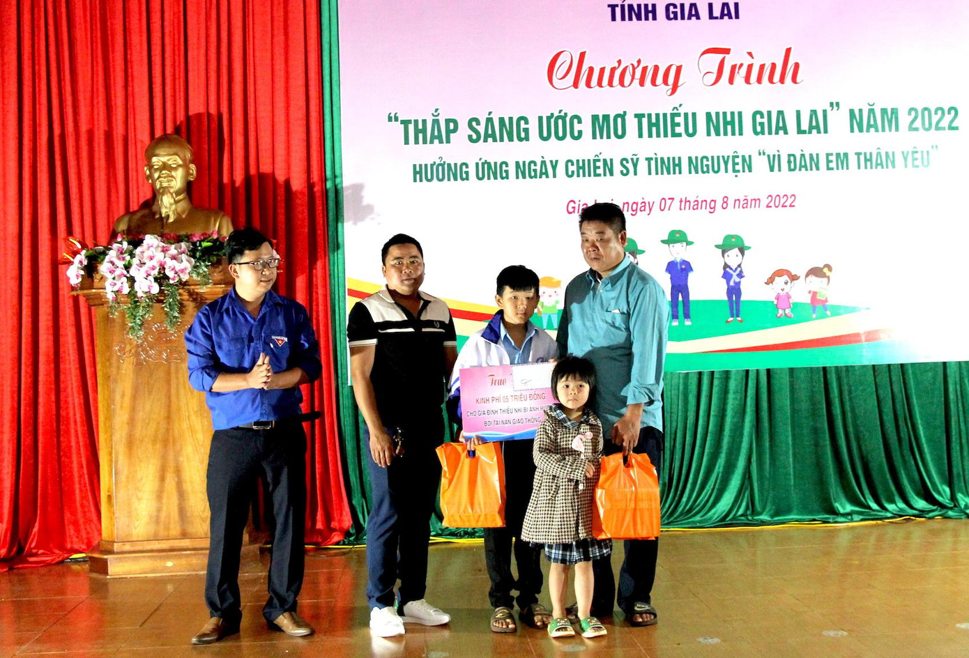 Ông Nguyễn Linh Quang - đại diện Cty TNHH MTV Nguyễn Hiệu Gia Lai trao 30 bộ sách giáo khoa (ảnh trên) và 5 triệu đồng tặng 3 em nhỏ mồ côi cả bố và mẹ do tai nạn giao thông trên địa bàn huyện Đức Cơ (ảnh dưới) Ông Nguyễn Linh Quang - đại diện Cty TNHH MTV Nguyễn Hiệu Gia Lai trao 30 bộ sách giáo khoa (ảnh trên) và 5 triệu đồng tặng 3 em nhỏ mồ côi cả bố và mẹ do tai nạn giao thông trên địa bàn huyện Đức Cơ (ảnh dưới)