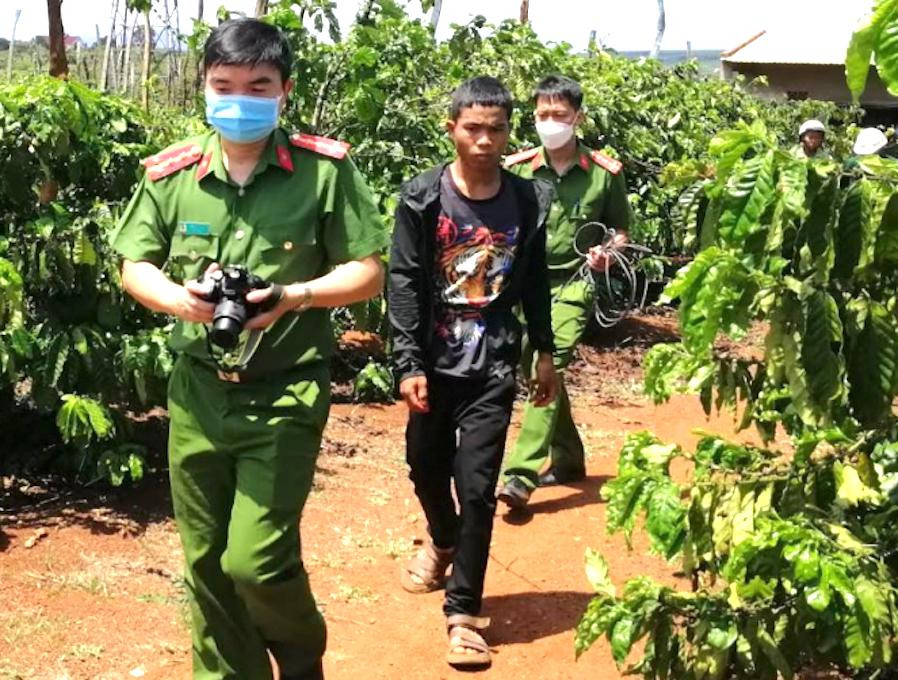 Lực lượng công an áp giải đối tượng Rah Lan Giang Lực lượng công an áp giải đối tượng Rah Lan Giang