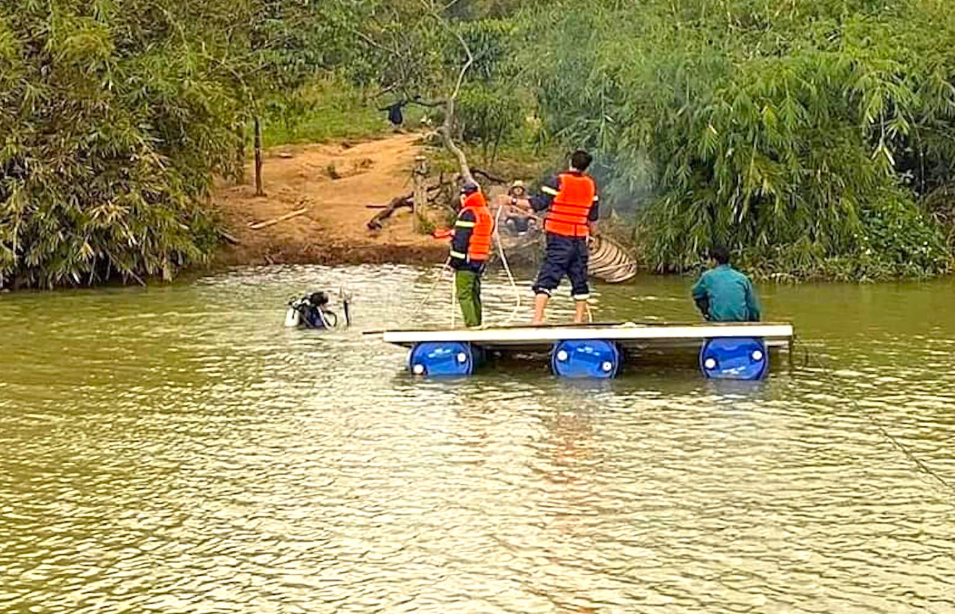 Lực lượng chức năng tìm kiếm nạn nhân. Ảnh: Phòng Cảnh sát PCCC&CNCH, Công an tỉnh Gia Lai. Lực lượng chức năng tìm kiếm nạn nhân. Ảnh: Phòng Cảnh sát PCCC&CNCH, Công an tỉnh Gia Lai.