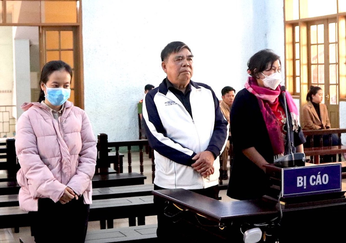 Bị cáo Nguyễn Thế Quang (giữa) tại phiên toà. Bị cáo Nguyễn Thế Quang (giữa) tại phiên toà.