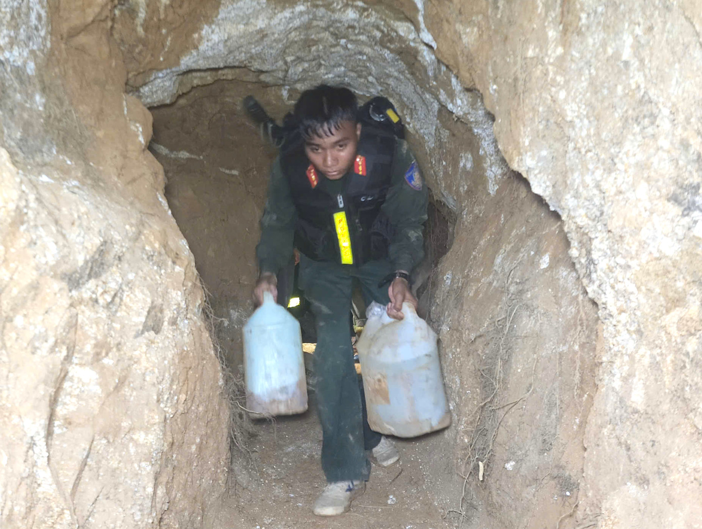 Những can hoá chất mà các đối tượng sử dụng trong việc đãi vàng