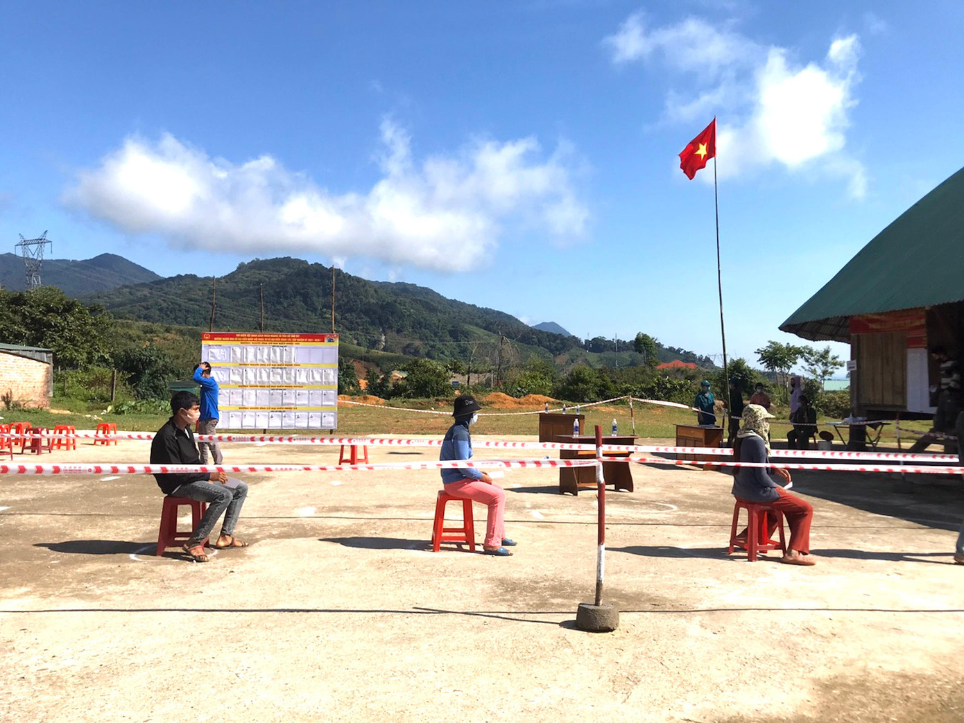 Người dân xã Đak Man, huyện Đak Glei giữ khoảng cách để phòng COVID-19 trong lúc chờ đến lượt bỏ phiếu Người dân xã Đak Man, huyện Đak Glei giữ khoảng cách để phòng COVID-19 trong lúc chờ đến lượt bỏ phiếu