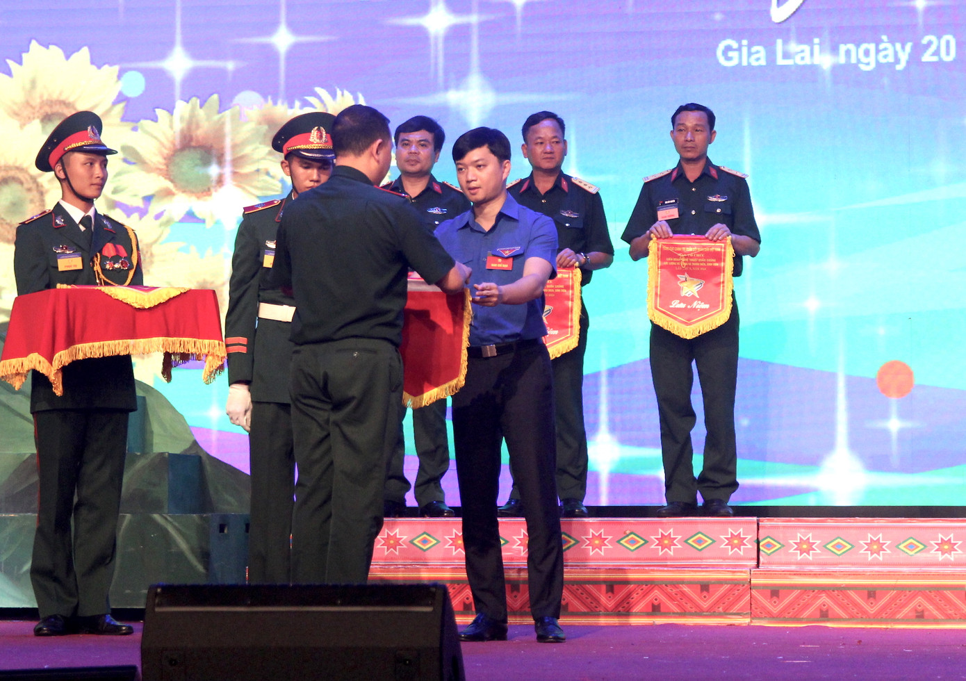 Anh Nguyễn Minh Triết - Bí thư Ban Chấp hành Trung ương Đoàn trao cờ lưu niệm tặng các đoàn nghệ thuật quần chúng.