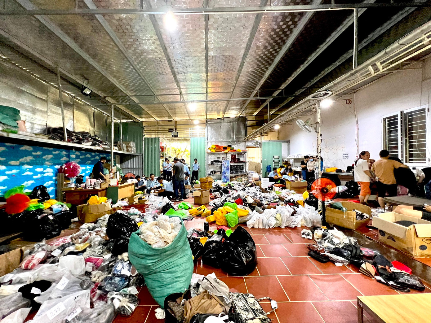 Lực lượng quản lý thị trường kiểm tra hộ kinh doanh Trương Ngọc Quyên. Ảnh: Tổng cục Quản lý Thị trường