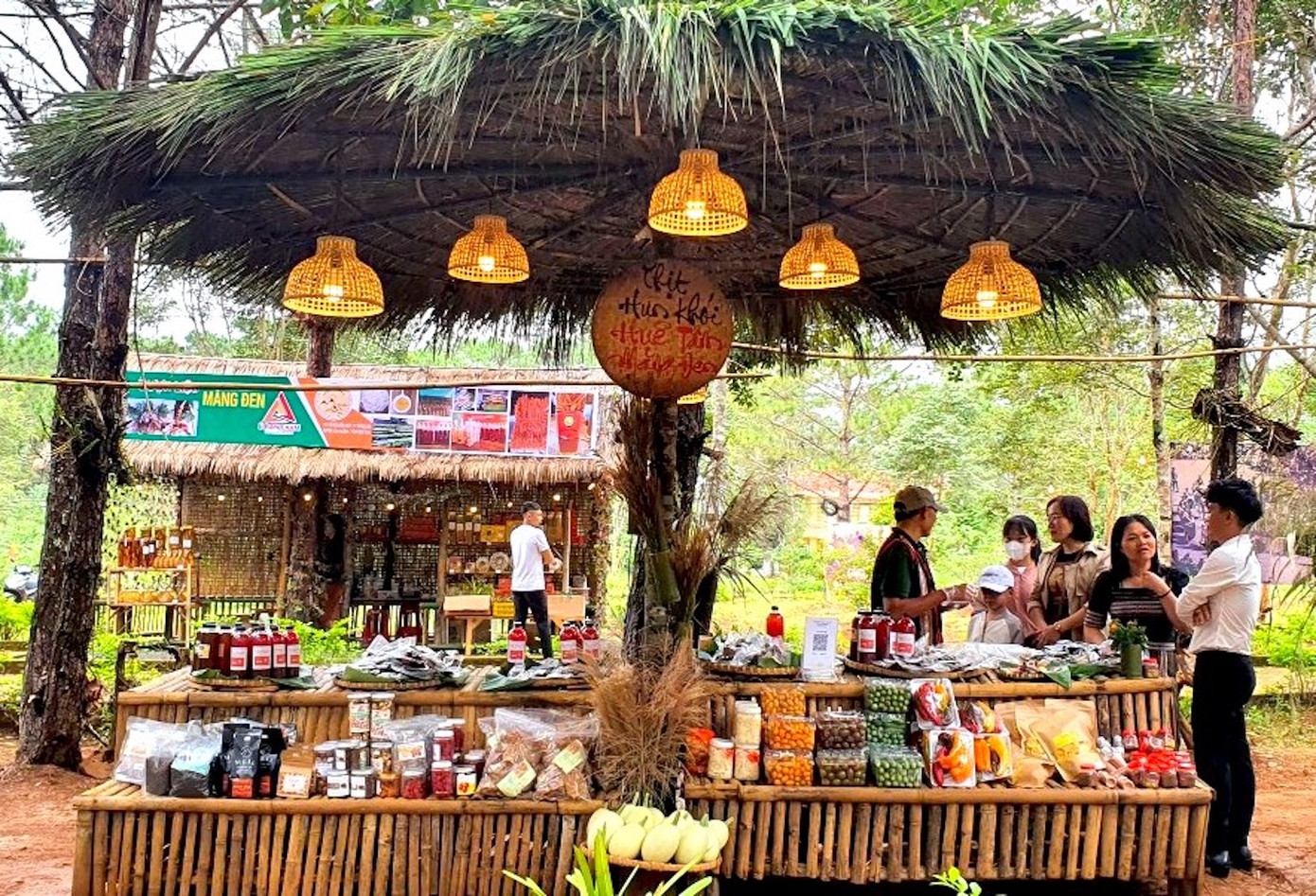 Chợ phiên Măng Đen với phong phú sản vật địa phương.