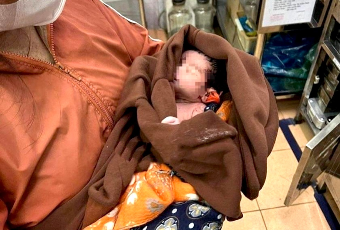 Bé gái sơ sinh bị bỏ rơi trước số nhà 125 Trần Quý Cáp Bé gái sơ sinh bị bỏ rơi trước số nhà 125 Trần Quý Cáp