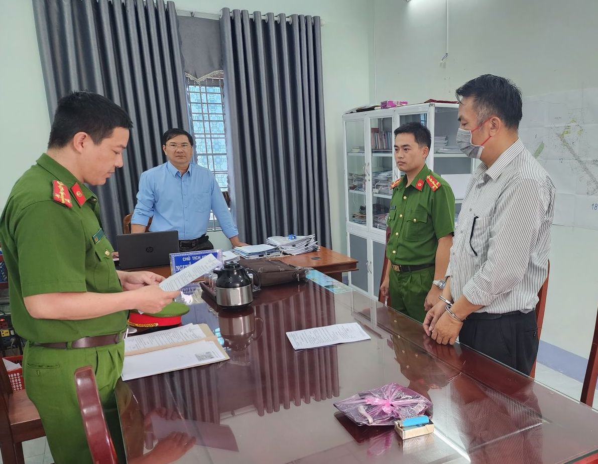 Cơ quan Công an thi hành lệnh bắt đối với Phạm Ngọc Diễn. Ảnh: Công an tỉnh Kon Tum.