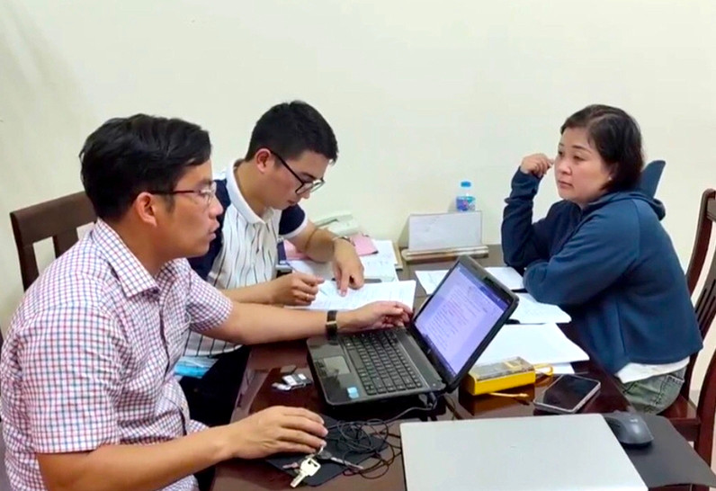 Công an làm việc với đối tượng Lê Thị Hồng Vui Công an làm việc với đối tượng Lê Thị Hồng Vui