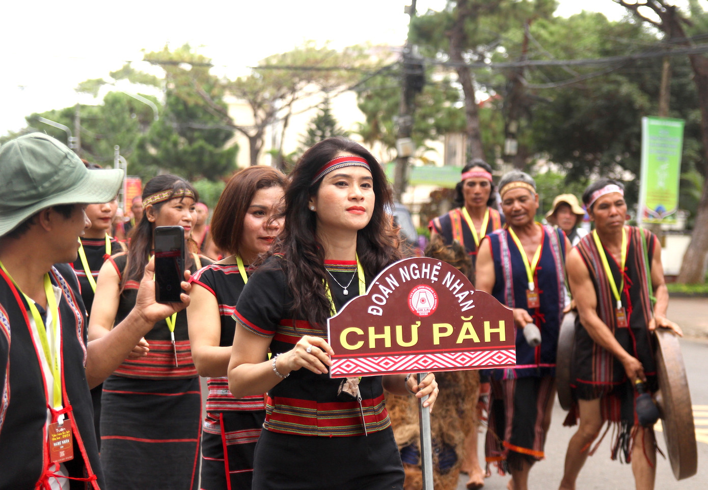 Đoàn nghệ nhân của huyện Chư Păh, Gia Lai với những chiếc mặt nạ đầy màu sắc.