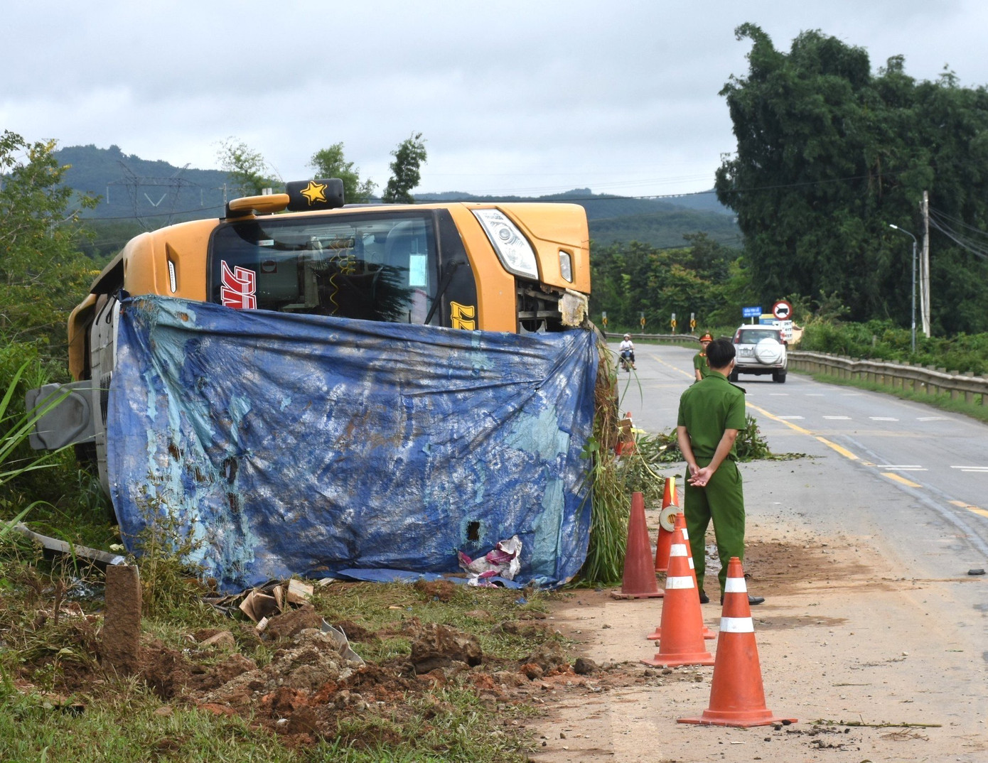 Xe khách bị lật