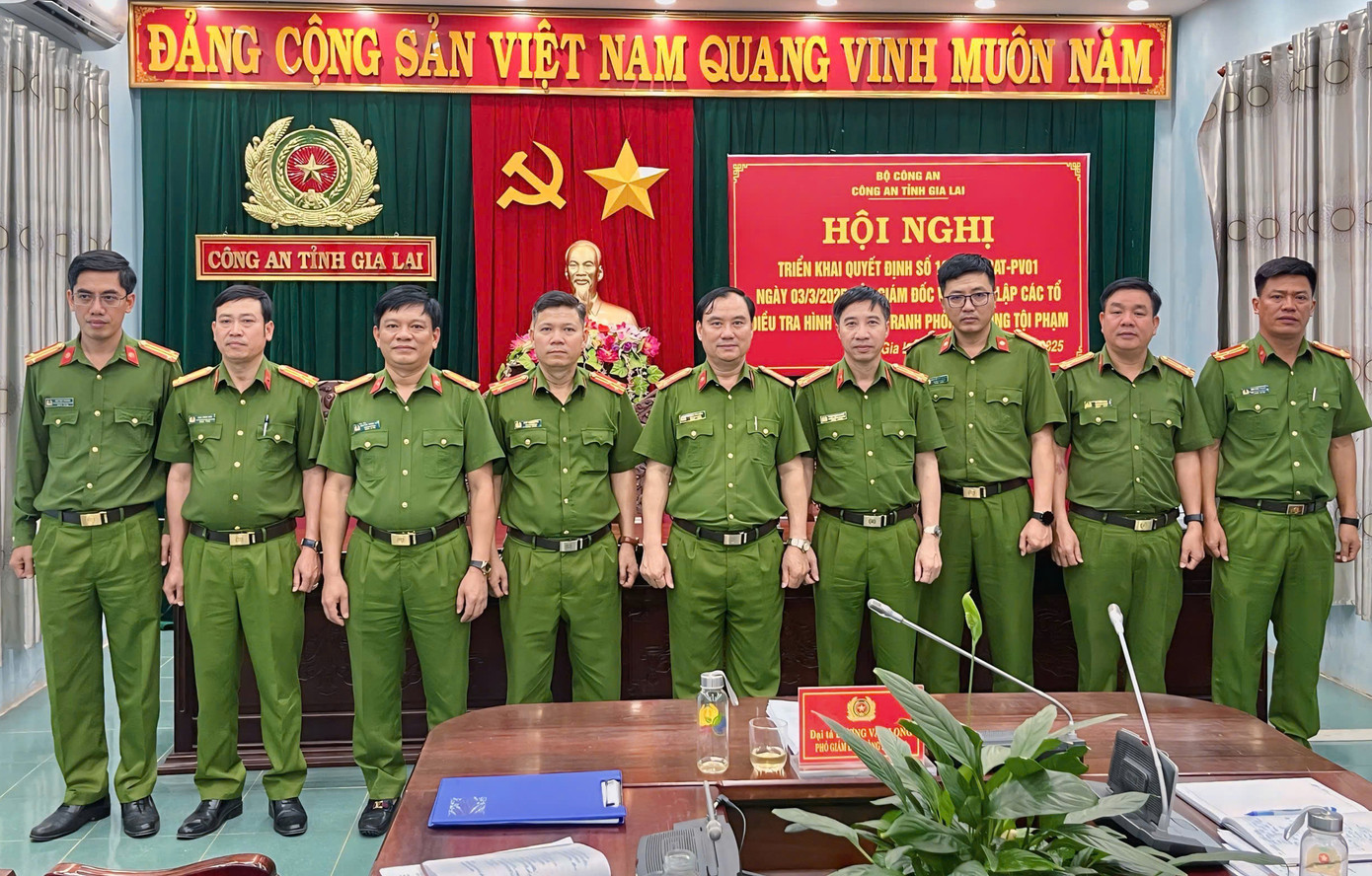 Đại tá Dương Văn Long – Phó Giám đốc Công an tỉnh Gia Lai (chính giữa) chụp hình lưu niệm cùng Tổ trưởng các Tổ điều tra khu vực. Đại tá Dương Văn Long – Phó Giám đốc Công an tỉnh Gia Lai (chính giữa) chụp hình lưu niệm cùng Tổ trưởng các Tổ điều tra khu vực.