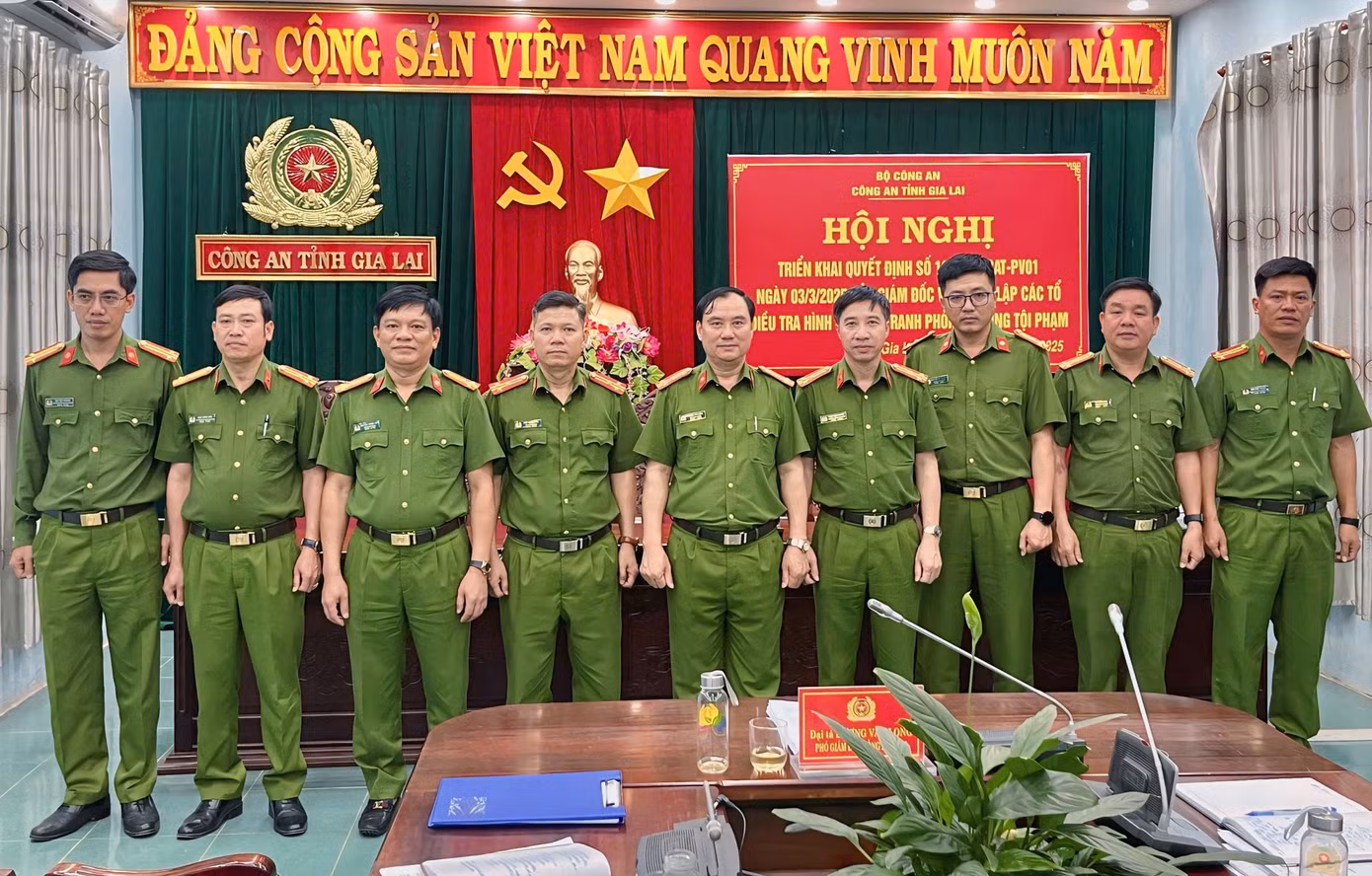 Đại tá Dương Văn Long – Phó Giám đốc Công an tỉnh Gia Lai (chính giữa) chụp hình lưu niệm cùng Tổ trưởng các Tổ điều tra khu vực. Đại tá Dương Văn Long – Phó Giám đốc Công an tỉnh Gia Lai (chính giữa) chụp hình lưu niệm cùng Tổ trưởng các Tổ điều tra khu vực.