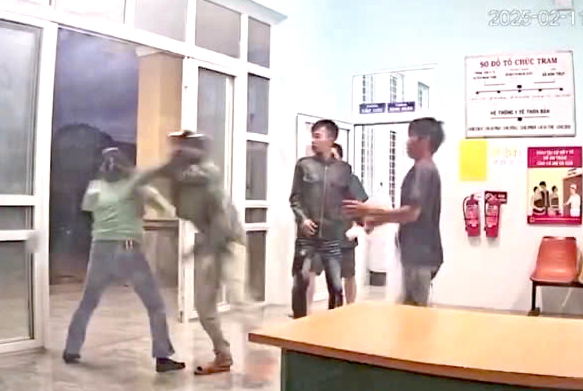 Thời điểm xảy ra ẩu đả tại Trạm y tế xã Kon Thụp Thời điểm xảy ra ẩu đả tại Trạm y tế xã Kon Thụp